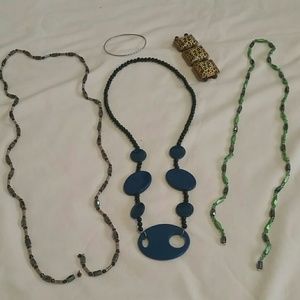 Bundle of costume jewelry. 5 pieces.